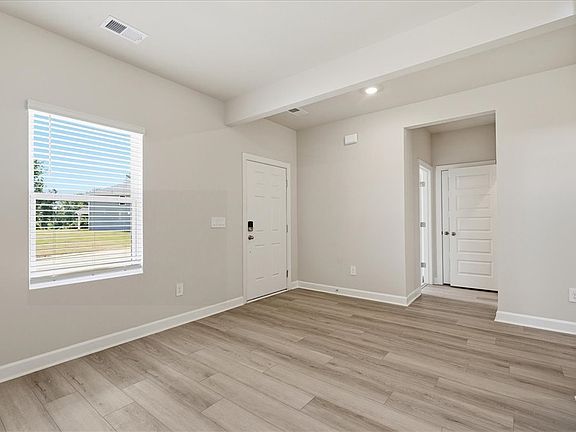 5th image of 14 Swan Grove Trl