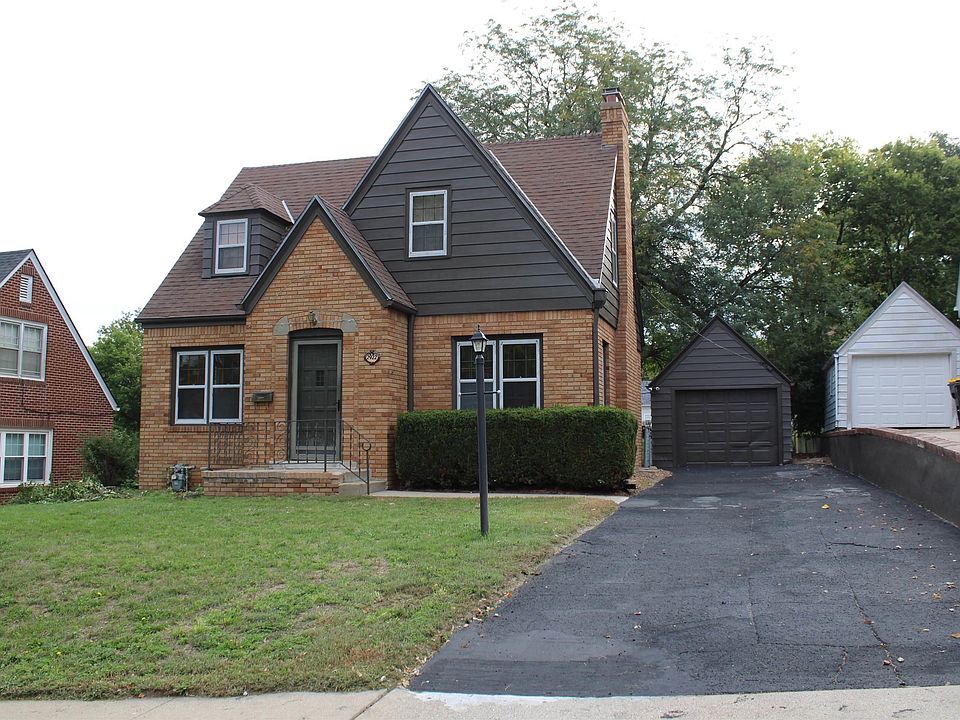 1st image of 2922 Douglas St