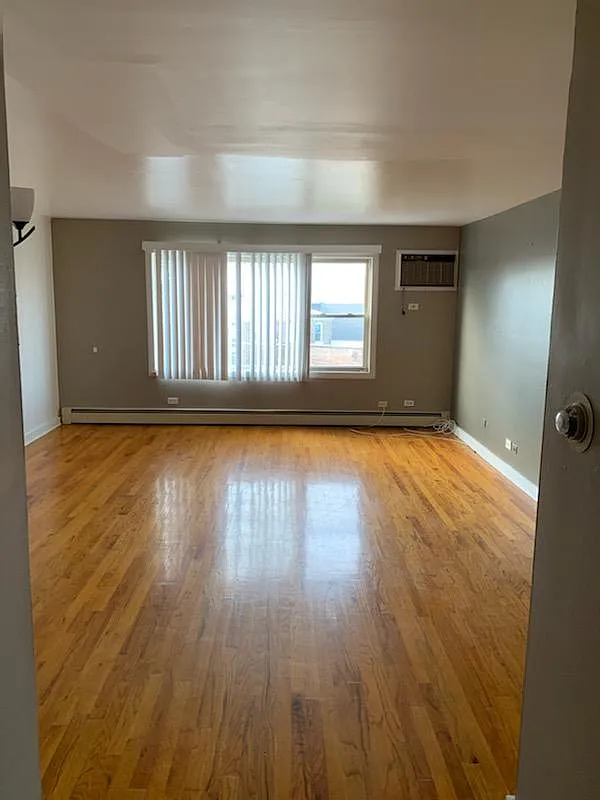 Building Photo - 4454 S Archer Ave #3C