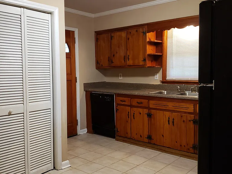 2021 Brewer Blvd SW — Photo 3