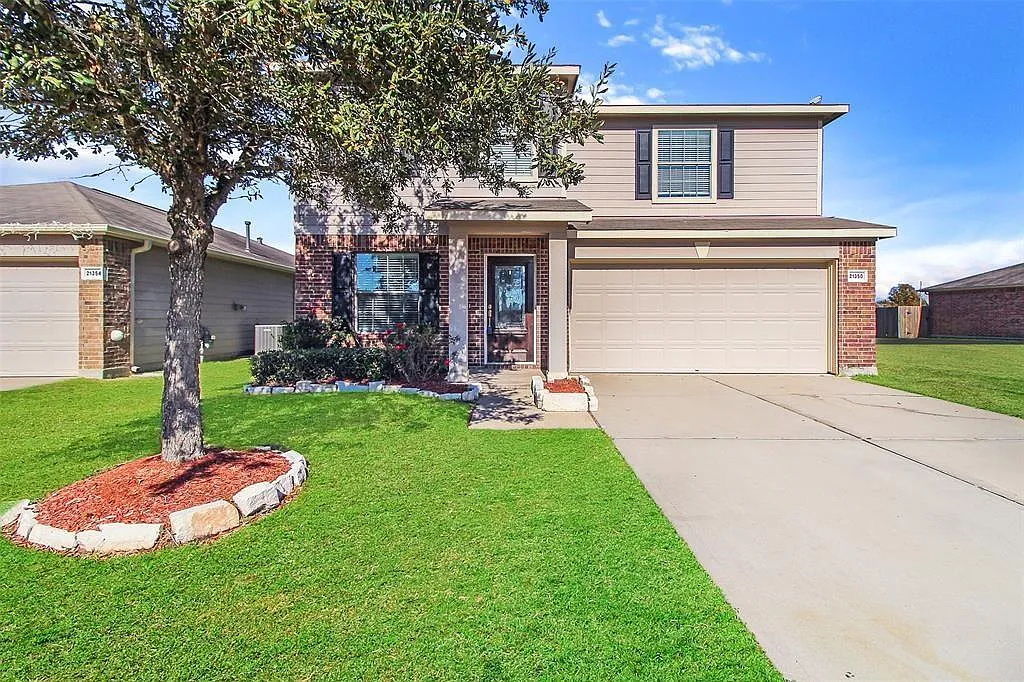 4 bed, 2.5 bath, 2761 sqft, $2,300 — Photo 1
