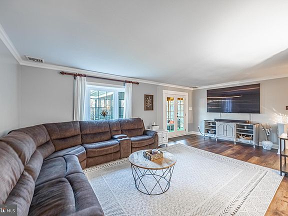 5th image of 709 Glen Dr
