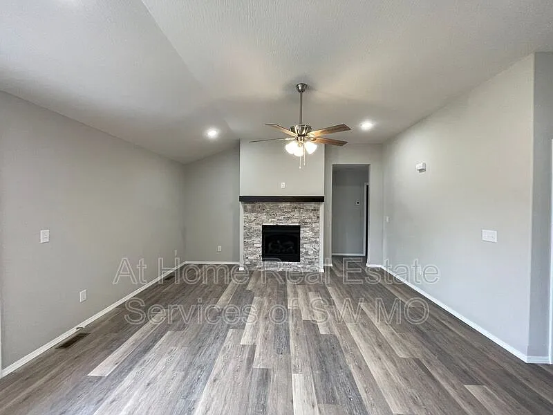 4 bed, 2.0 bath, 1667 sqft, $2,080 — Photo 3