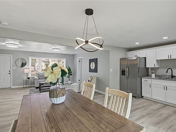 5th image of 916 Waltham St