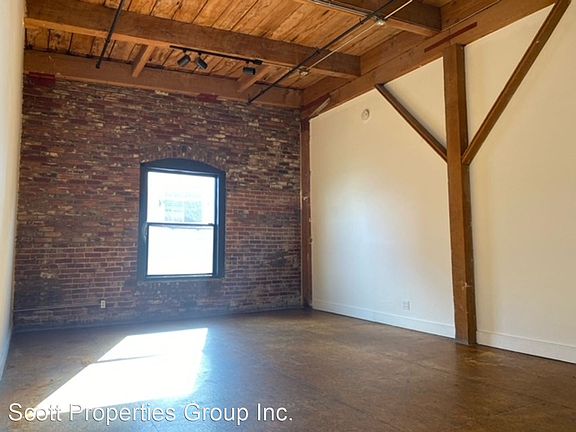 4th image of 900 E 1st St APT 300