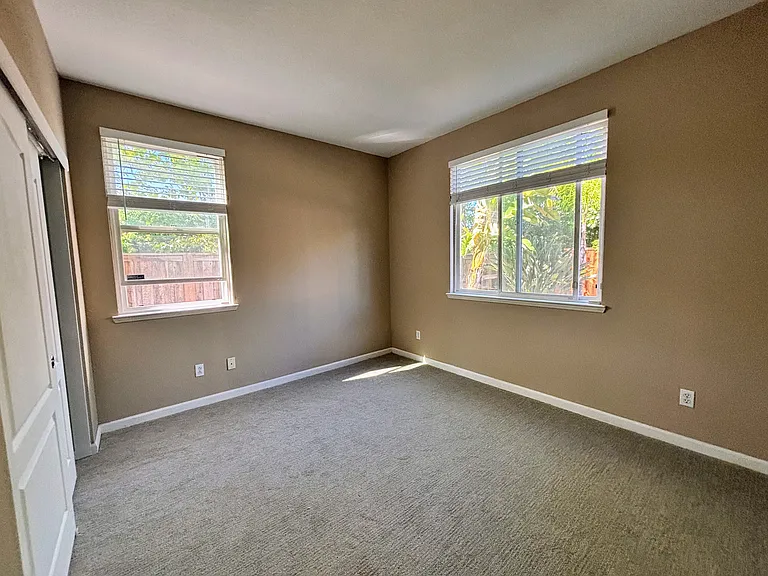 378 Roundhill Dr — Photo 7