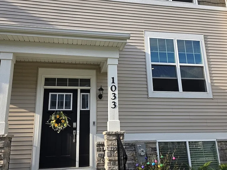 1033 Atterberg Rd — Photo 2