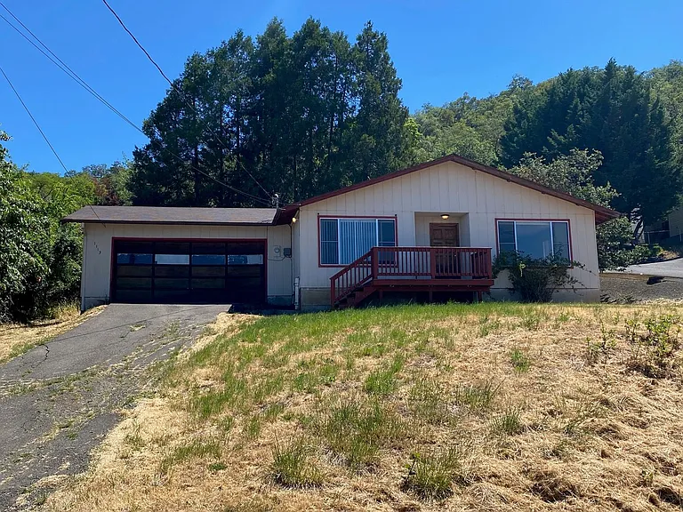 1113 NE Grandview Dr — Photo 1