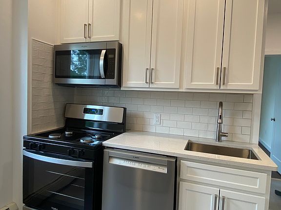 3rd image of 551 Fern Ave Floor 2