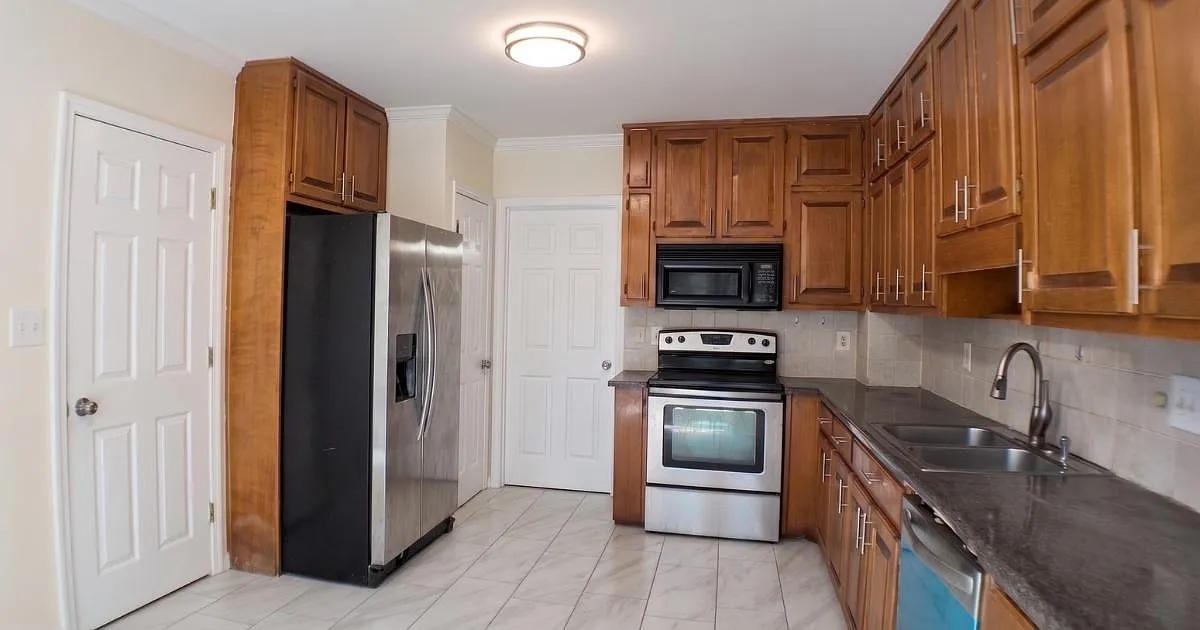 4 bed, 3.5 bath, 2562 sqft, $1,421 — Photo 4