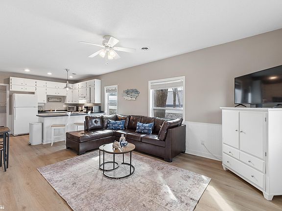 4th image of 15257 Pascal St