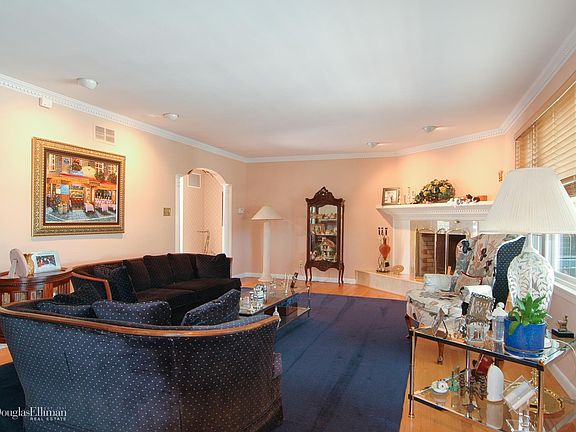 3rd image of 208 Bay Dr