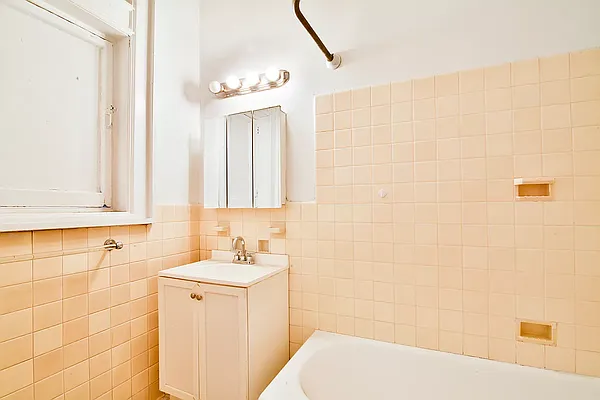 Rented by Platinum Forbes Global Properties | media 16