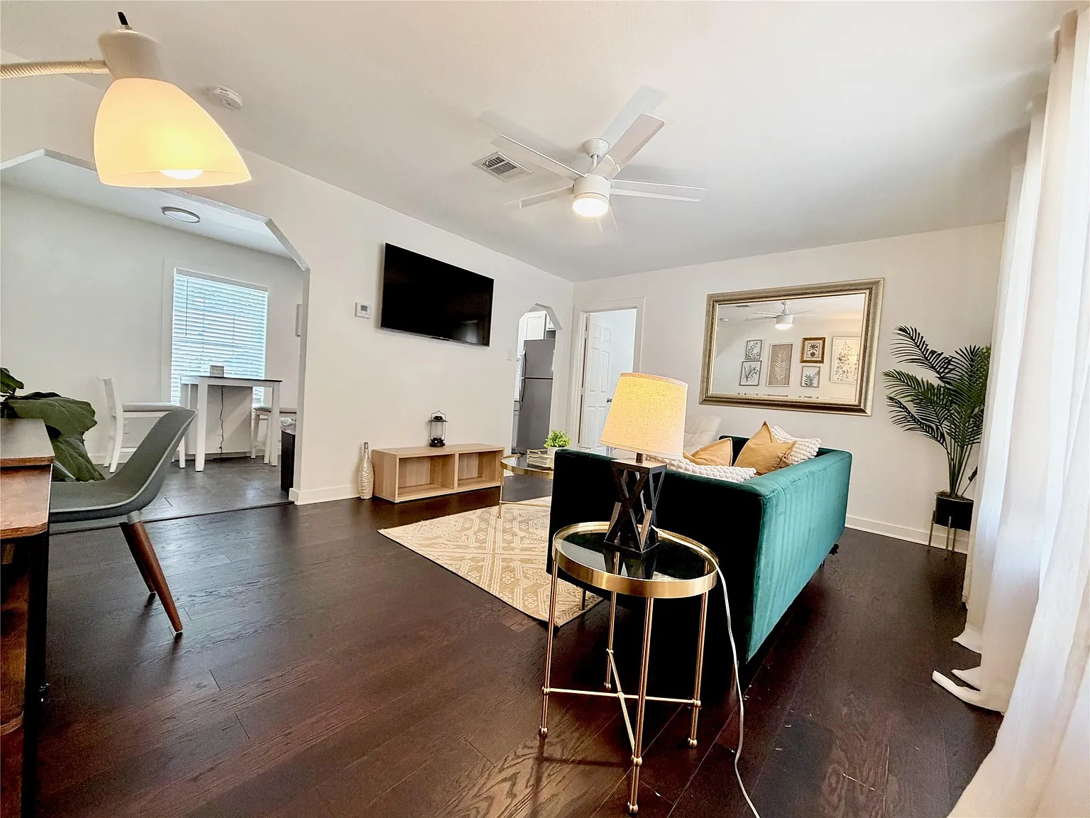 1 bed, 1.0 bath, 900 sqft, $2,350 — Photo 2