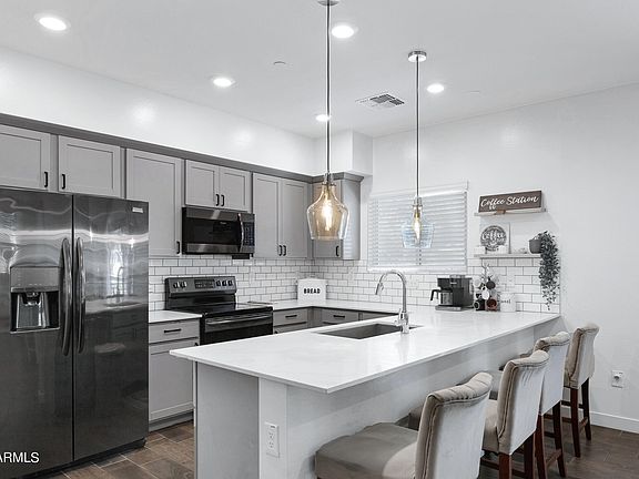 2nd image of 1814 E BRIDGEPORT Parkway #102