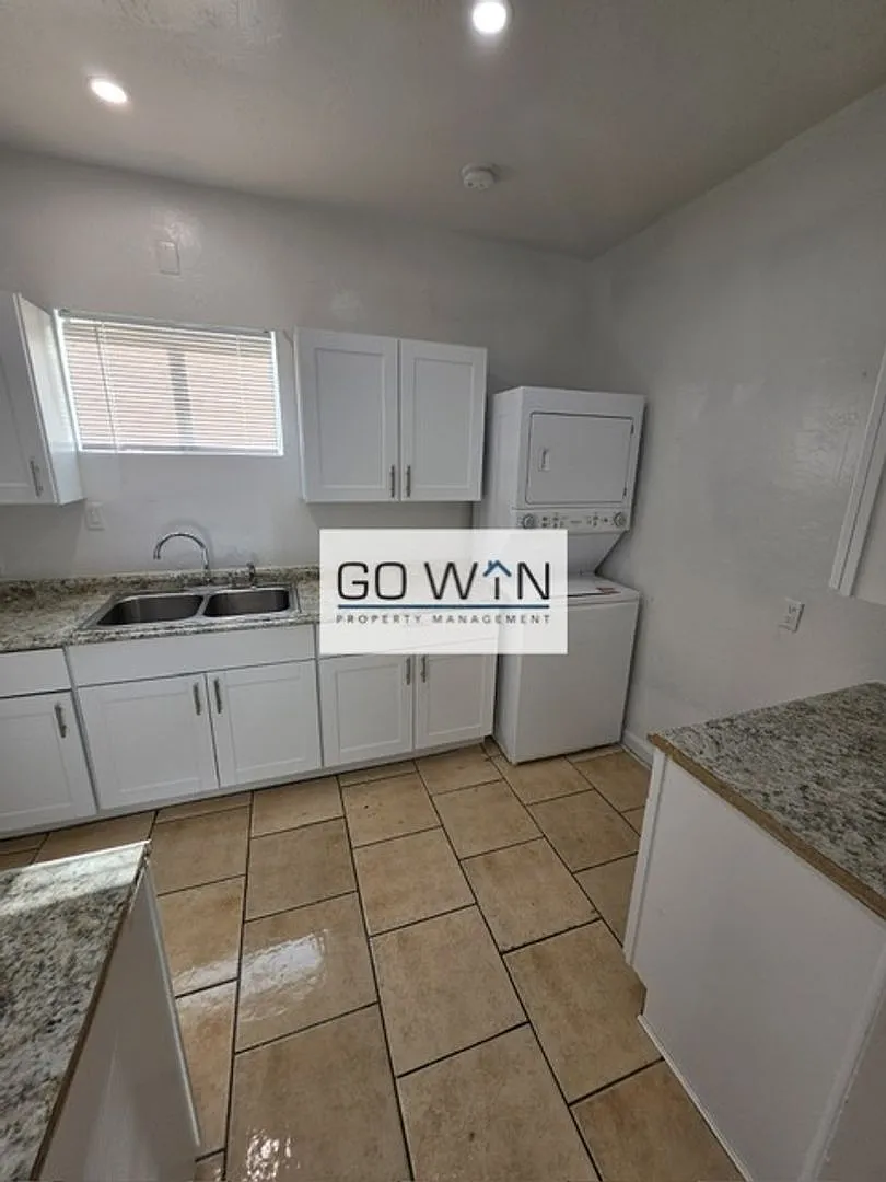1832 E Harvard St — Photo 2