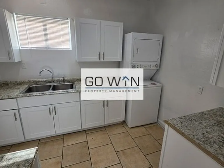 1832 E Harvard St — Photo 2