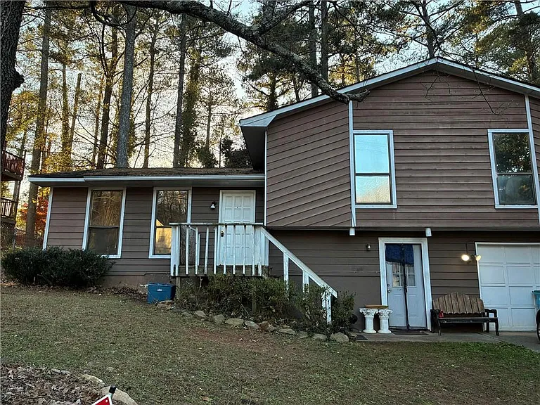 3253 Deshong Dr — Photo 2