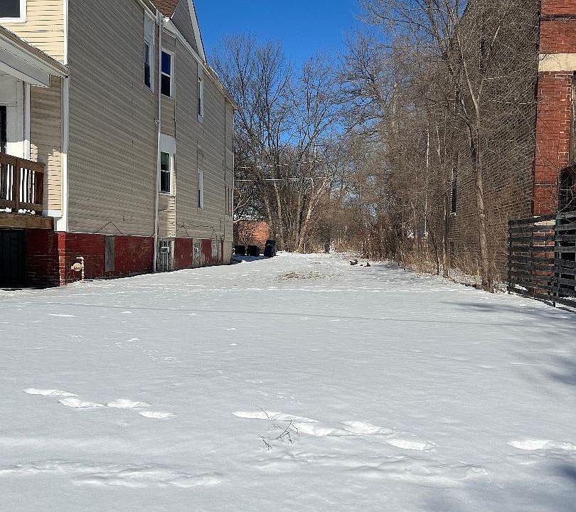 2nd image of 428 W 65th Pl