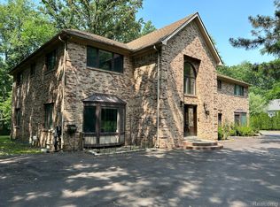 876 Taj Dr, Rochester Hills, MI 48307