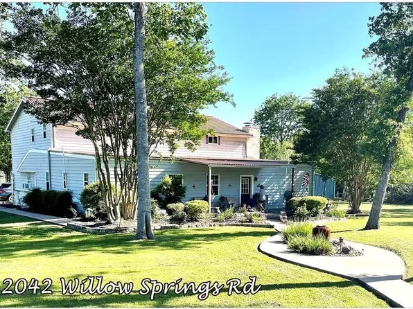 2042 Willow Springs Rd, Fayetteville, TX 78940