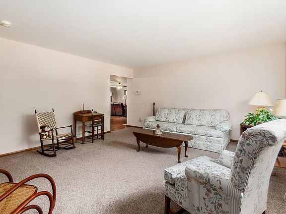 5th image of 524 Cherrington Ct