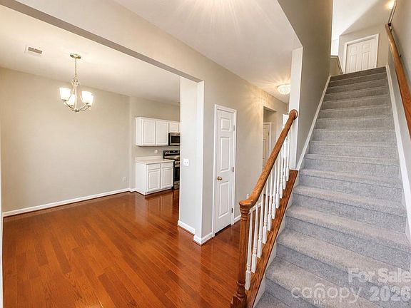 4th image of 320 Shingleoak Dr