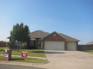 217 SW 27th St, Moore, OK 73160