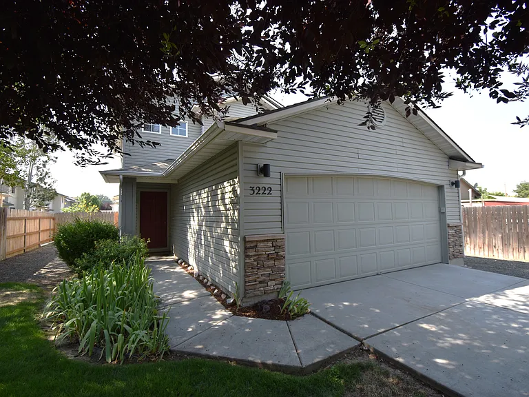 3222 S Lindsay Ave — Photo 1