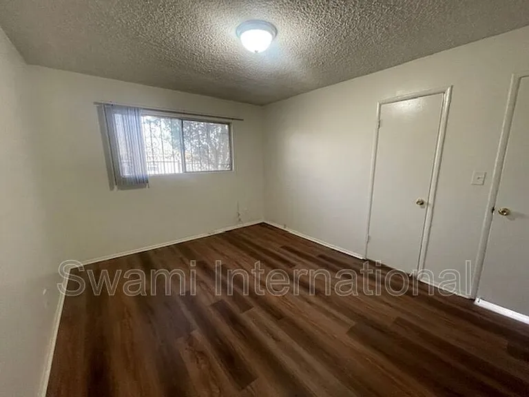 1303 W 107th St — Photo 24