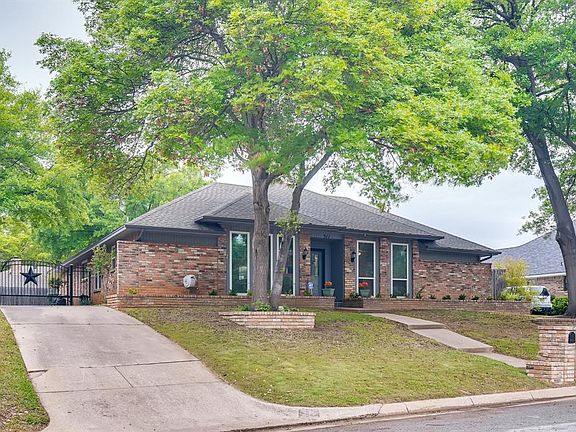 2nd image of 511 Hinsdale Dr