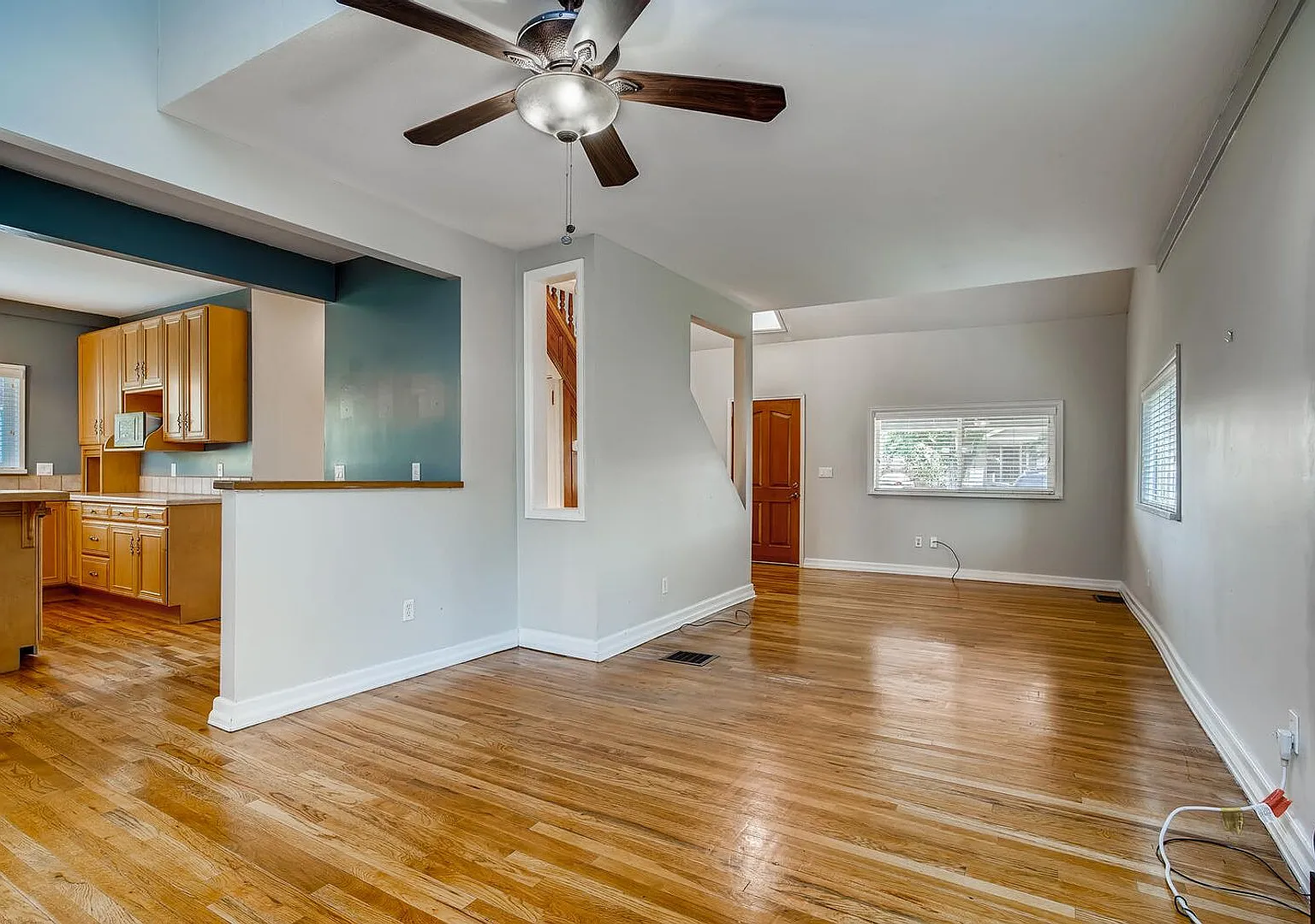 Location Location!! Local Gem In A Quiet Neighborhood- Fenced Yard — Photo 4
