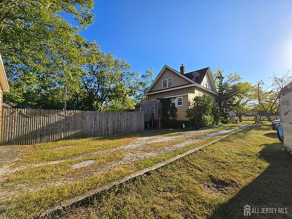 3rd image of 112 Creek Rd