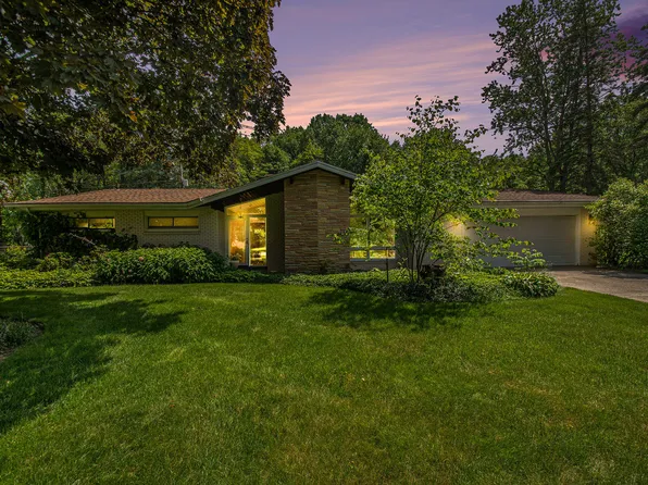 1592 Timberlane Dr, Saint Joseph, MI 49085