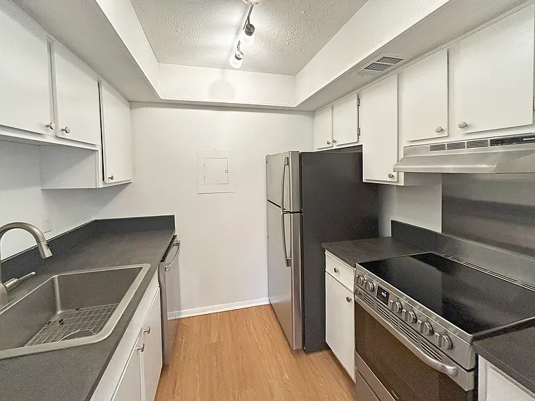 Asheville Arms Apartments — Photo 12