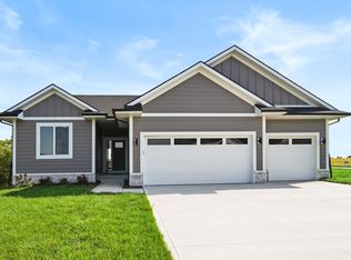 1540 Hazel St, Pella, IA 50219