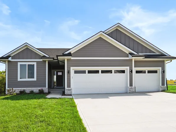 1540 Hazel St, Pella, IA 50219