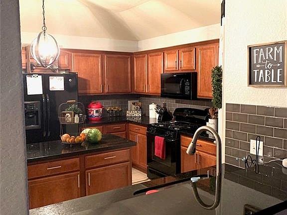 4th image of 221 Wisteria Way