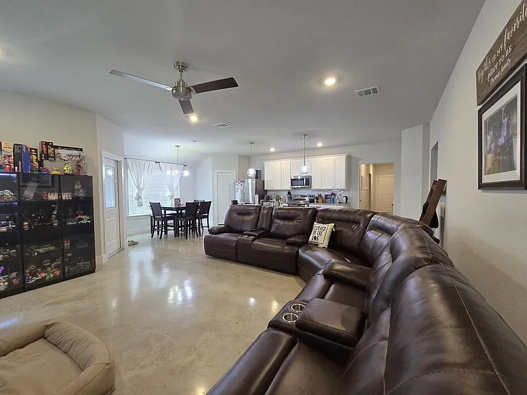 1051 Lexington Dr — Photo 9