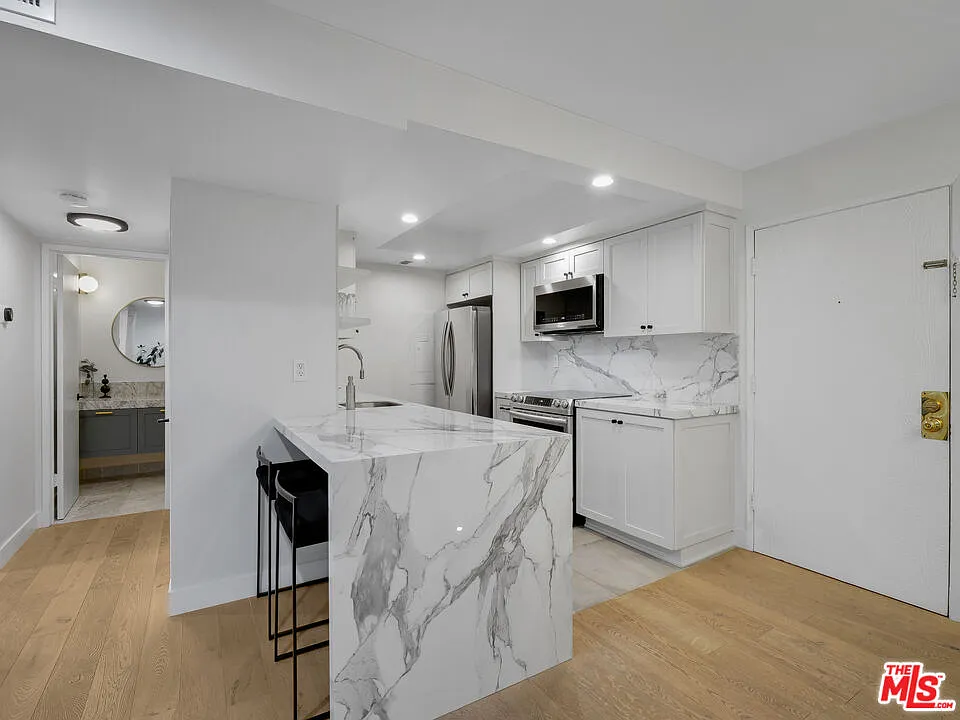 1 bed, 1.0 bath, 744 sqft, $3,900 — Photo 3