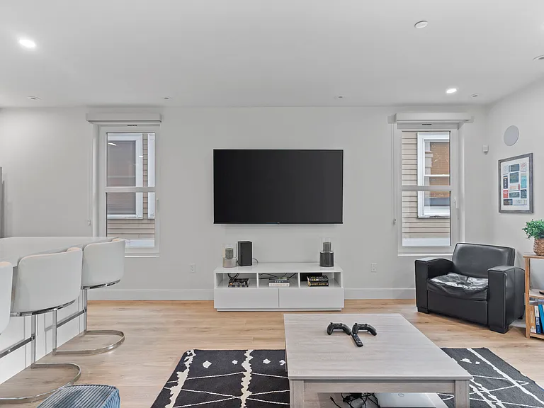 326 W Broadway #5 — Photo 15