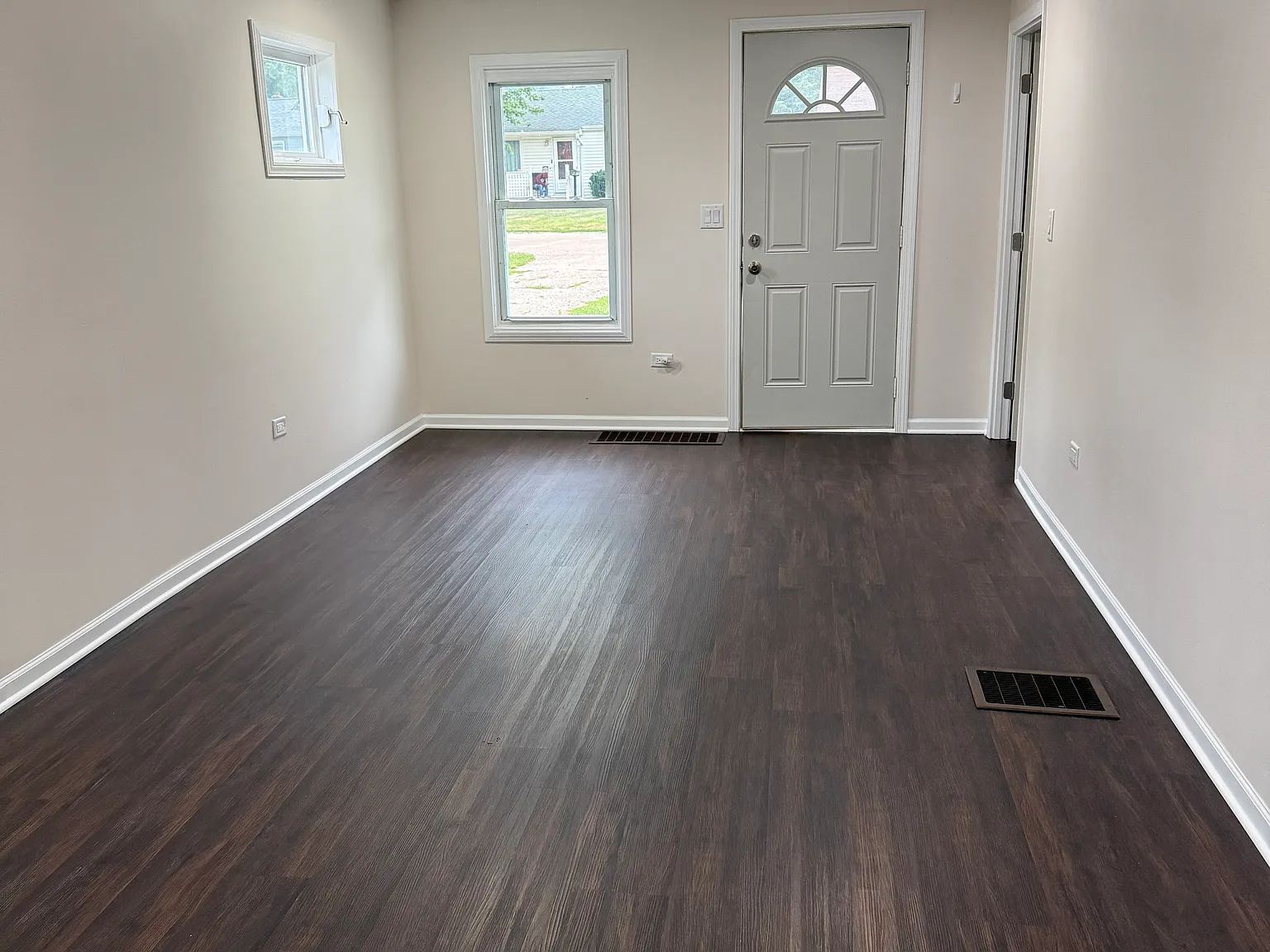 3 bed, 720 sqft, $1,800 — Photo 2