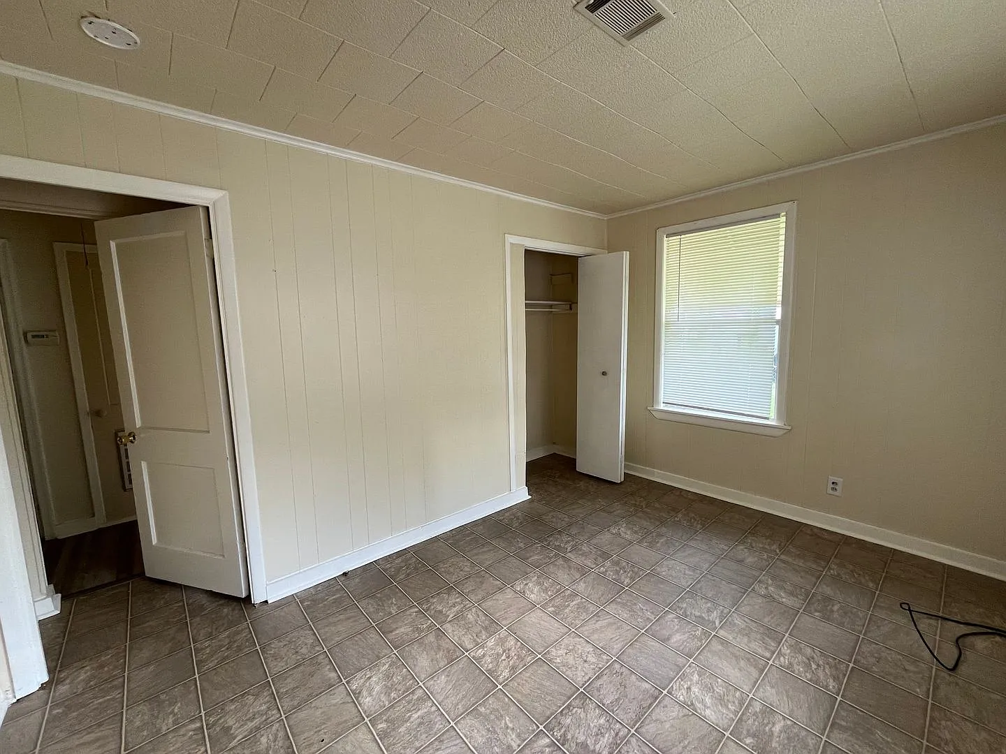 2 Bedroom 1 bathroom -Central air and Heat — Photo 4