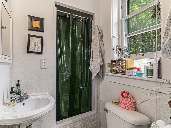 2nd image of 1020 W Huron St APT 7
