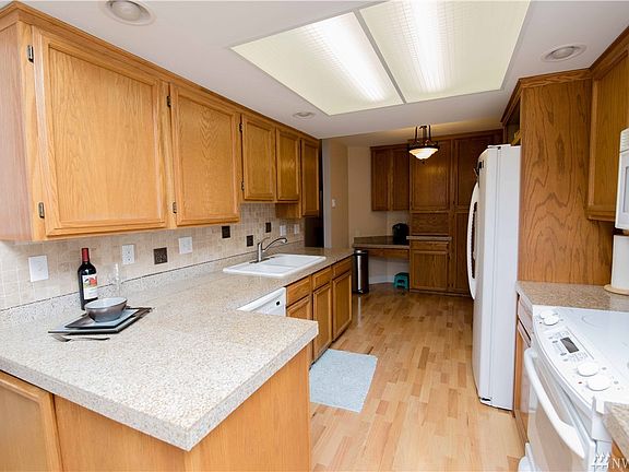 5th image of 920 E Bay Dr NE APT 2C202