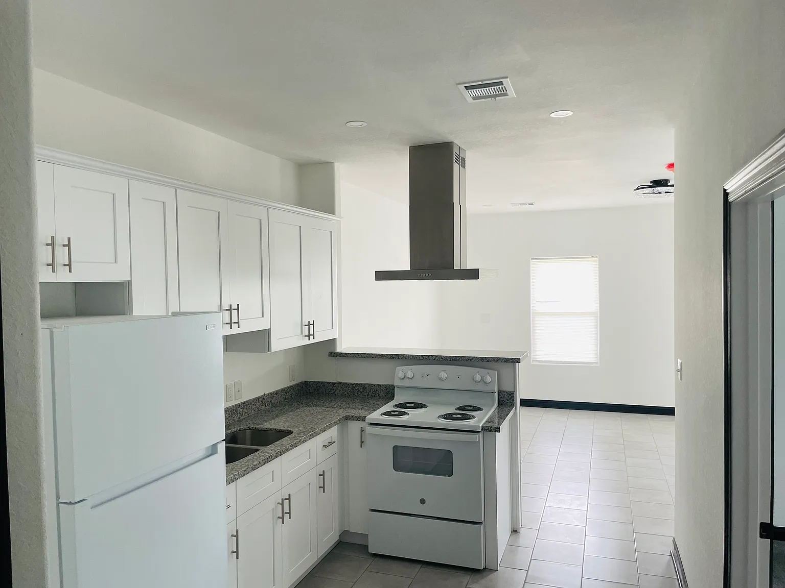 3 bed, 1000 sqft, $1,600 — Photo 2