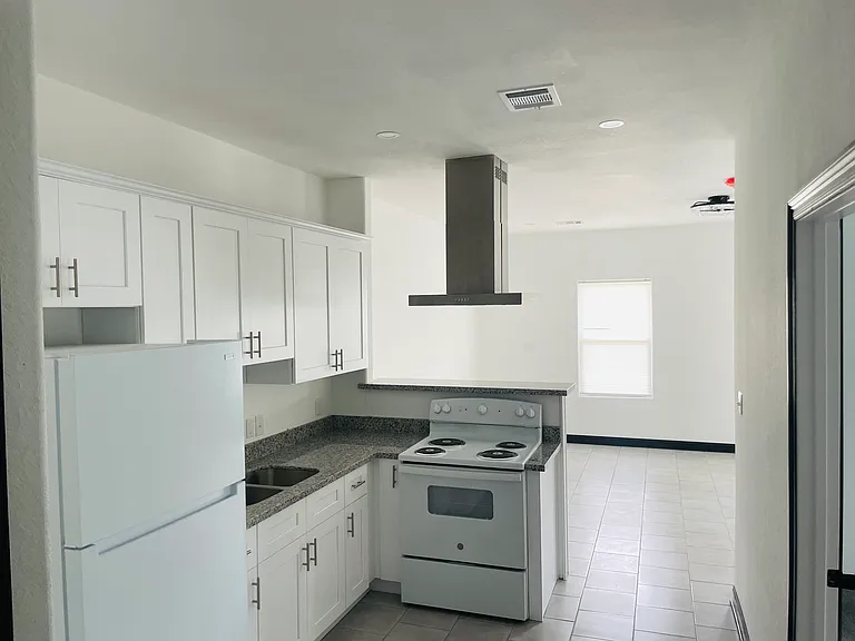 1217 Azalea Ct #B — Photo 2