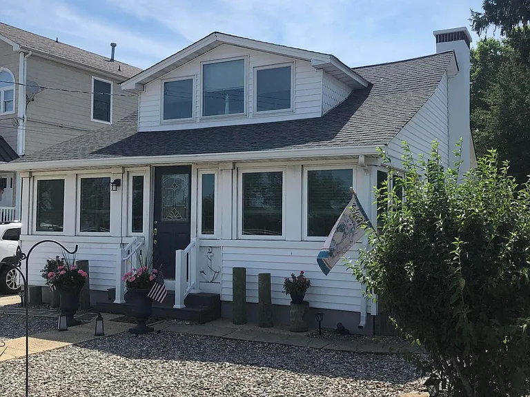 1717 River Rd — Photo 2