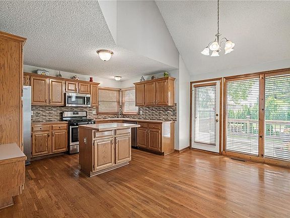 4th image of 4309 NE Blue Jay Cir