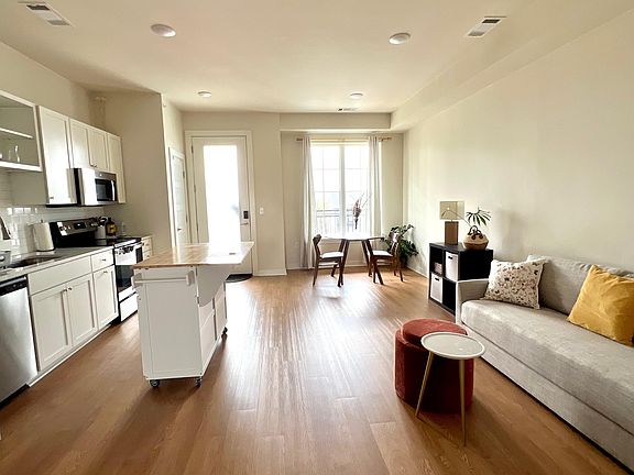 4th image of 600 E Trinity Ln #305